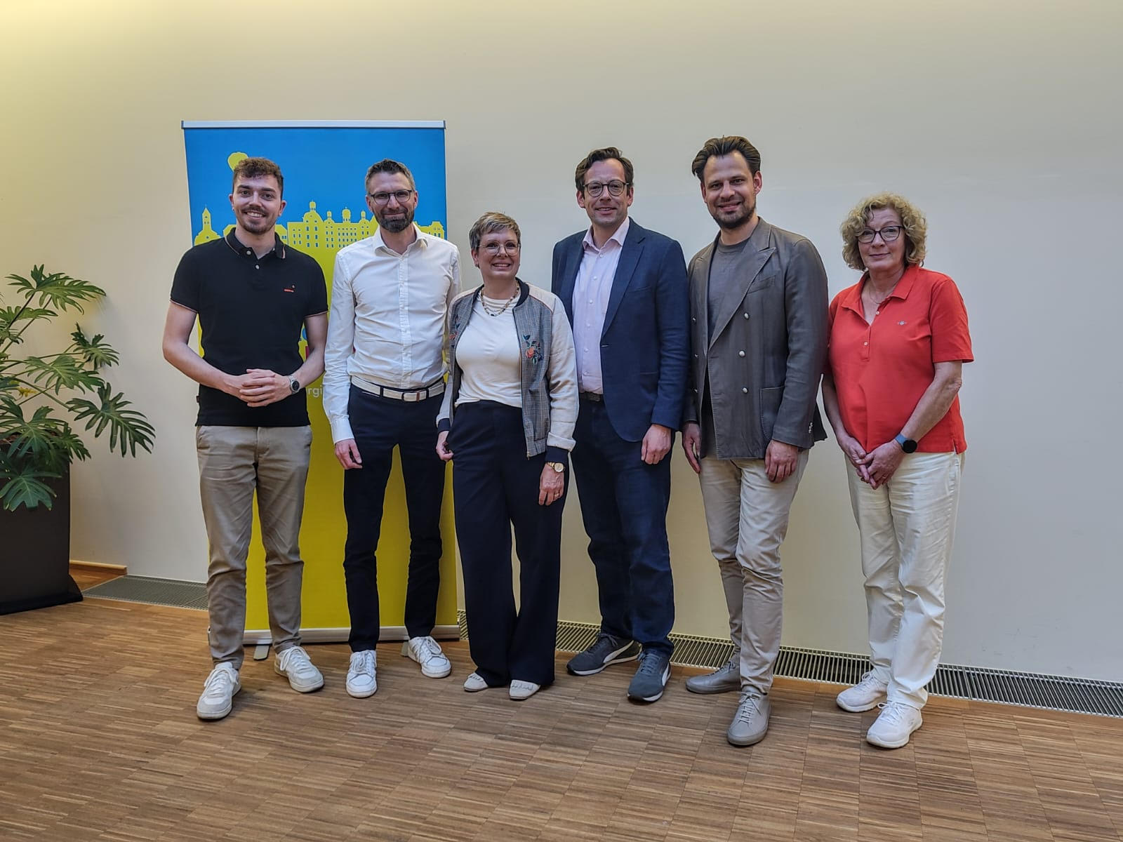 Die Spitzenkandidaten um Dorothee Wasmuth (3.v.l.) und Bürgermeisterkandidat Alexander Felsch (4. v.l.)