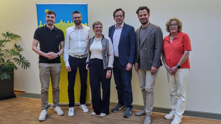 Die Spitzenkandidaten um Dorothee Wasmuth (3.v.l.) und Bürgermeisterkandidat Alexander Felsch (4. v.l.)